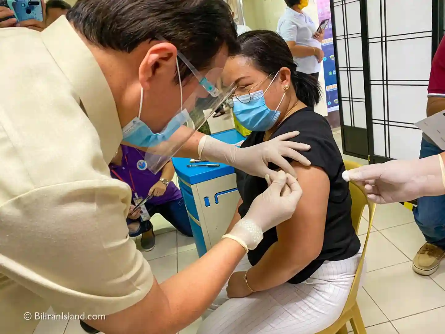 Biliran Province rolls out COVAX; health workers, frontliners get first shot Image 1