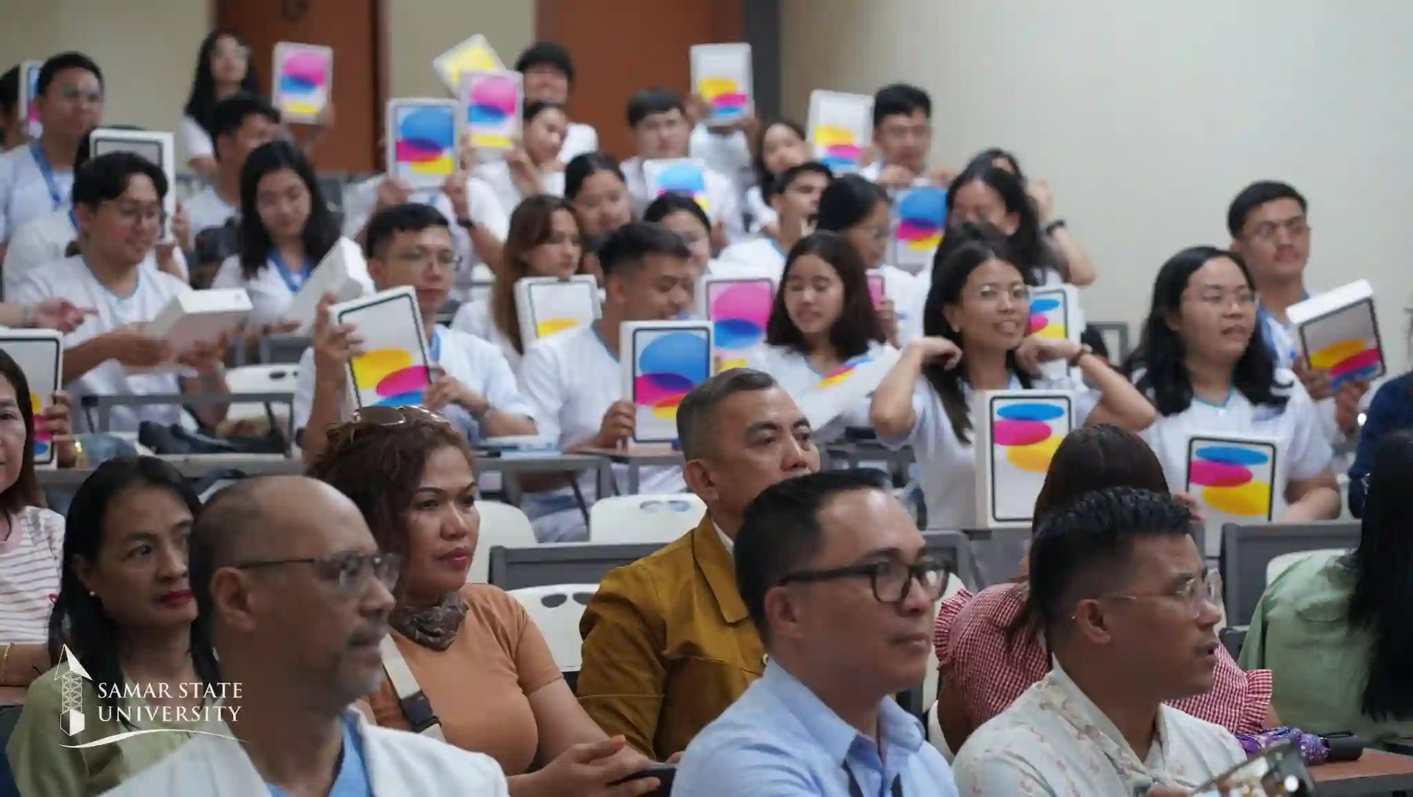 The Samar Provincial Government has turned over cheques and technology-augmented learning tools to its scholars at the Samar Island Institute of Medicine (SIIM) Image 1