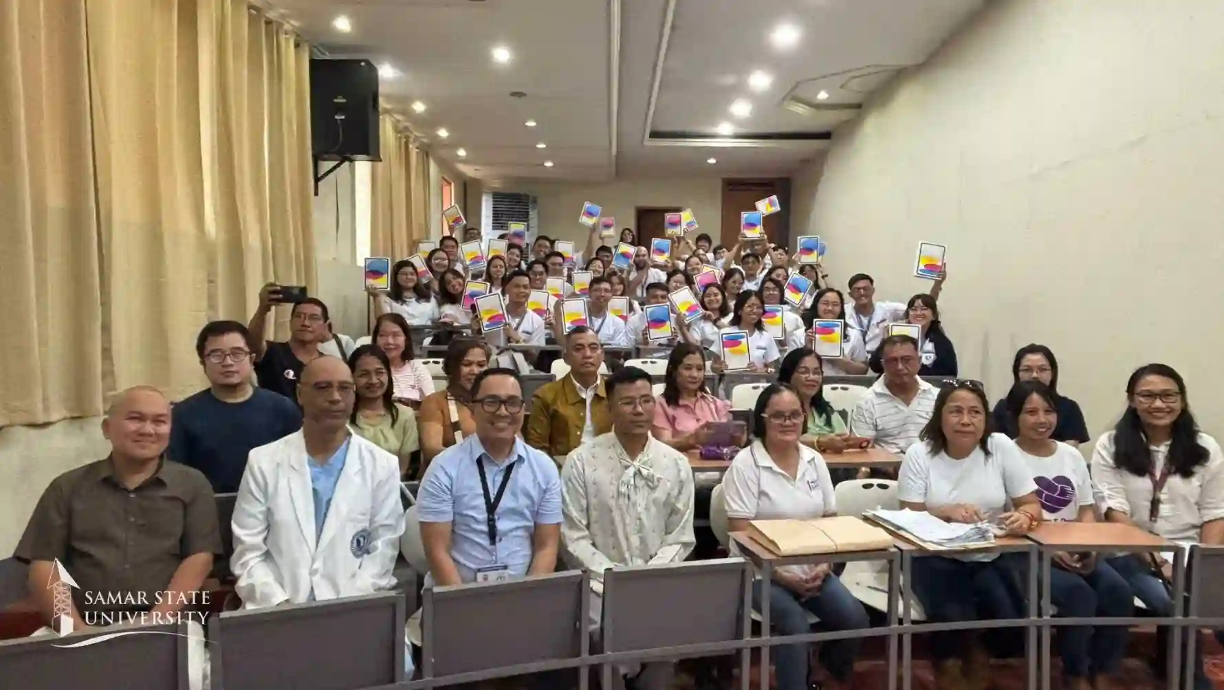 The Samar Provincial Government has turned over cheques and technology-augmented learning tools to its scholars at the Samar Island Institute of Medicine (SIIM) Image 3